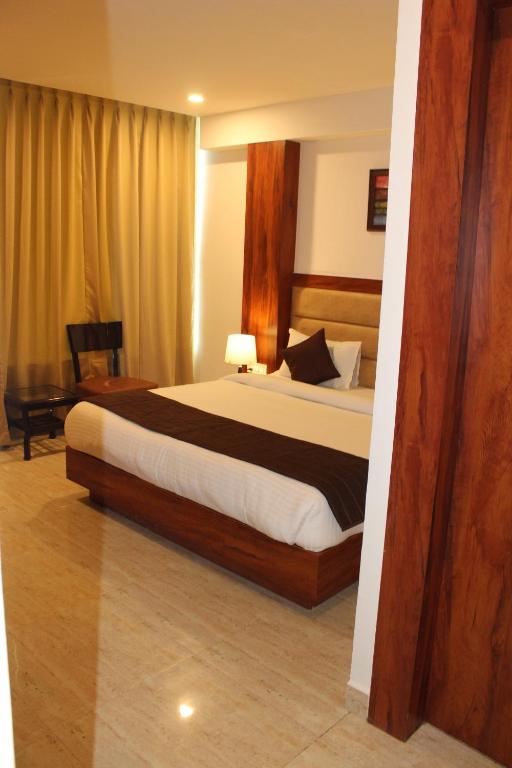 Postel nebo postele na pokoji v ubytování Red Crown Hotel