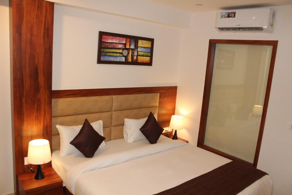 Postel nebo postele na pokoji v ubytování Red Crown Hotel