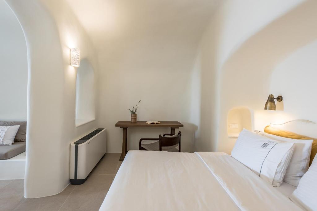 Postel nebo postele na pokoji v ubytování Art Maisons Oia Castle