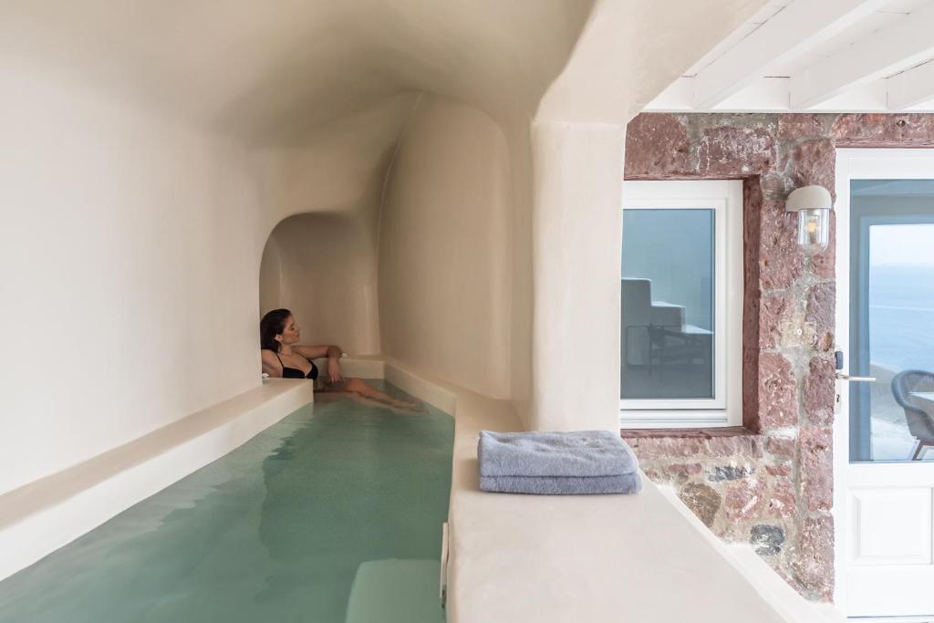 Bazén v ubytování Art Maisons Oia Castle nebo v jeho okolí