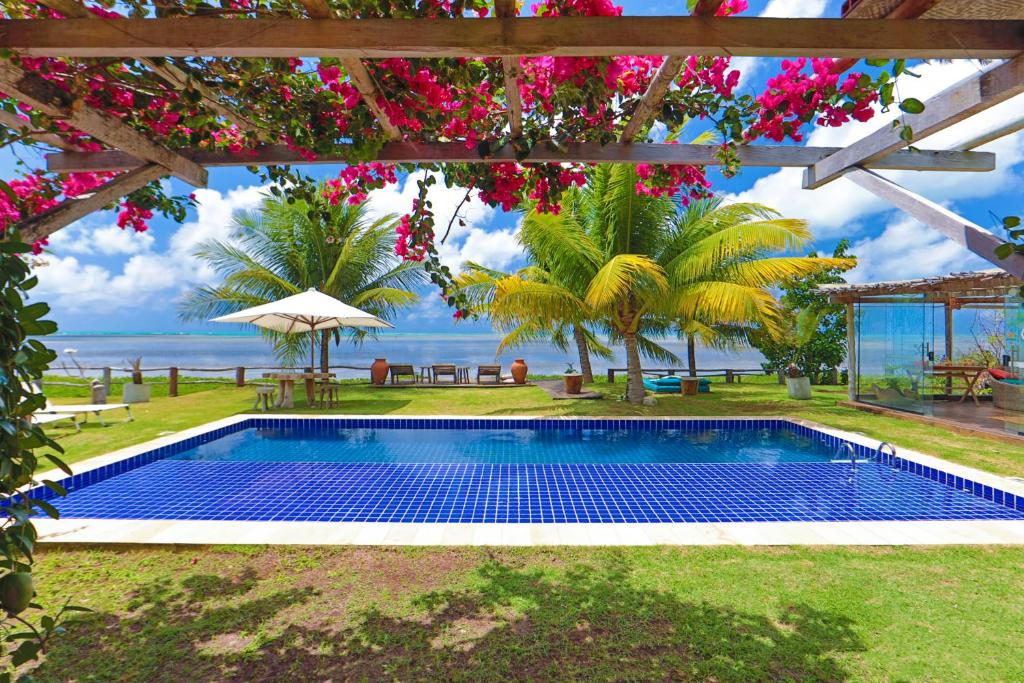 einen Pool mit Meerblick in der Unterkunft Estalagem Caiuia in Japaratinga