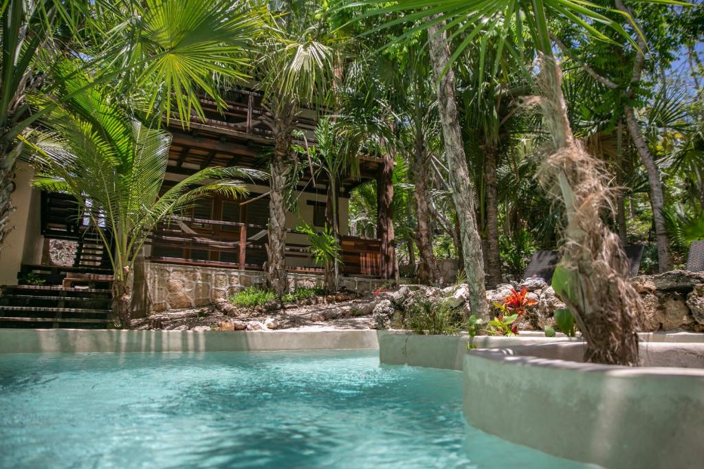 Bazén v ubytování Hotel Buenavista Bacalar Jungle Experience nebo v jeho okolí