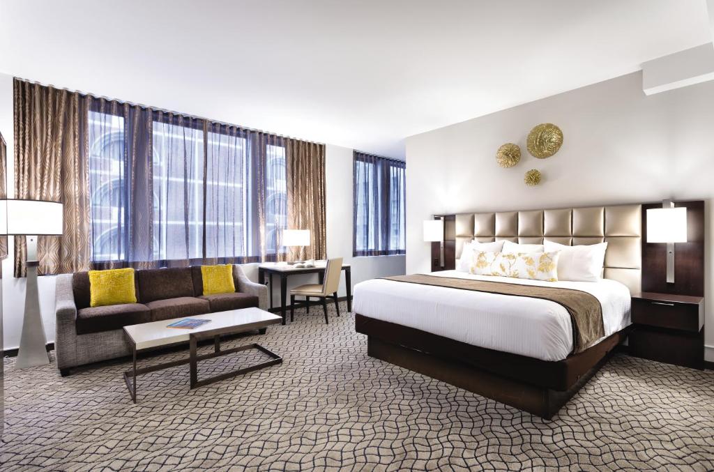 The Donatello Hotel - Deluxe King Room Mit Sofa Bett