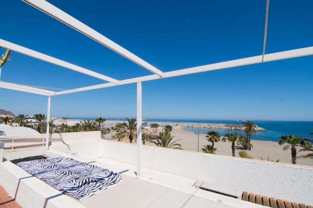 balcón con vistas a la playa en BALCON AL MAR, en Carboneras