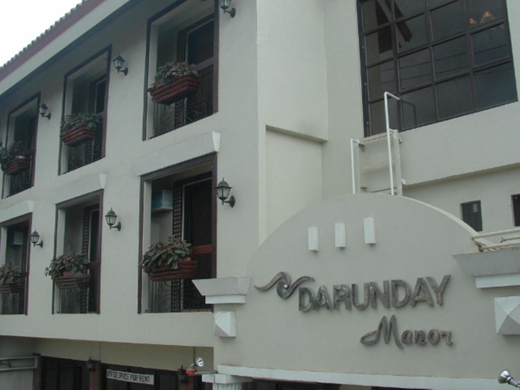 Um edifício com um cartaz que diz Janeiro Mason em Darunday Manor em Tagbilaran