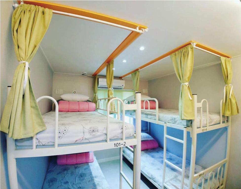 Divstāvu gulta vai divstāvu gultas numurā naktsmītnē Bomgoro Guesthouse