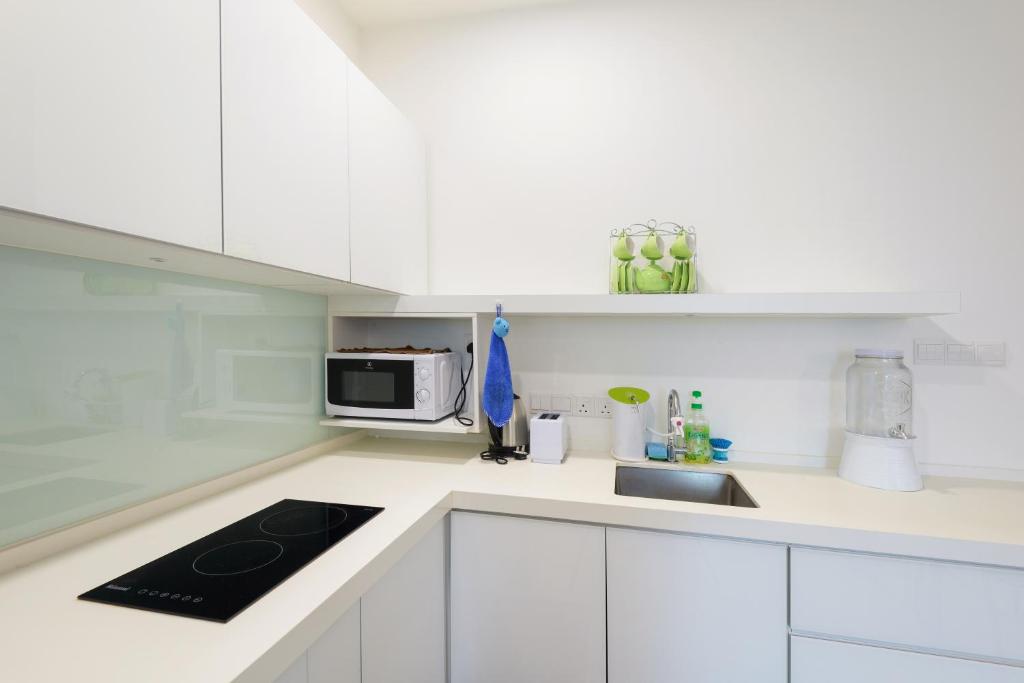 Kuchyň nebo kuchyňský kout v ubytování Straits Garden Suites, Georgetown