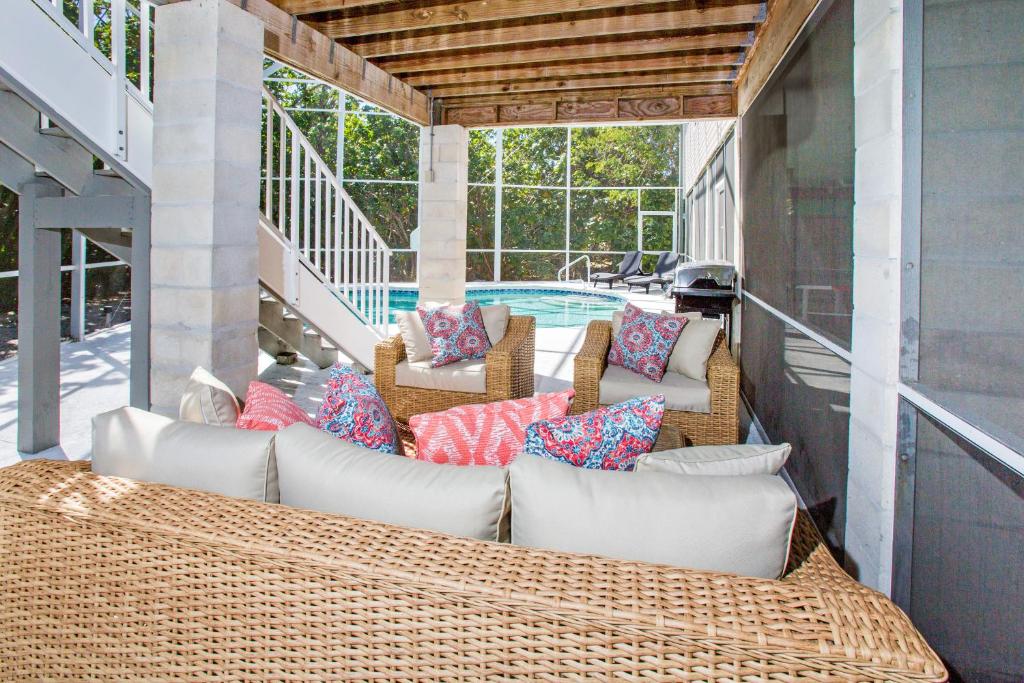 Posezení v ubytování Stunning Newly Designed and Renovated Home seconds to the Gulf Of Mexico