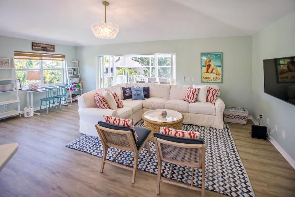 Posezení v ubytování Stunning Newly Designed and Renovated Home seconds to the Gulf Of Mexico