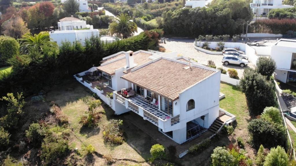 - une vue aérienne sur une maison blanche dans l'établissement Casa Marbella Resort, à Maitencillo