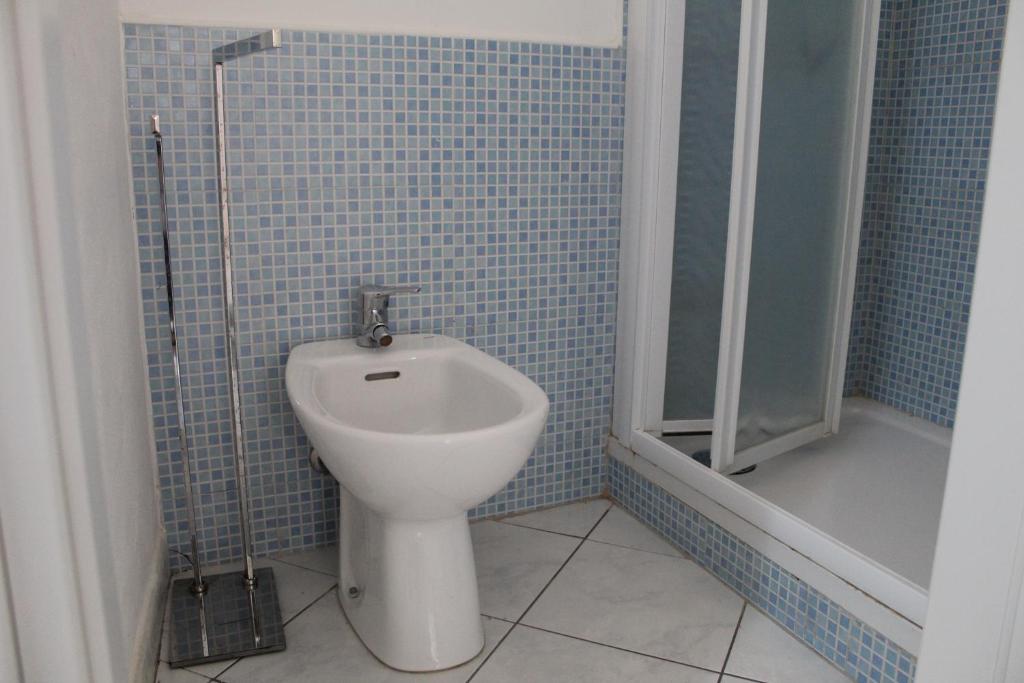 チェファルにあるCortile Maggiore Homeのバスルーム(トイレ、シャワー、シンク付)