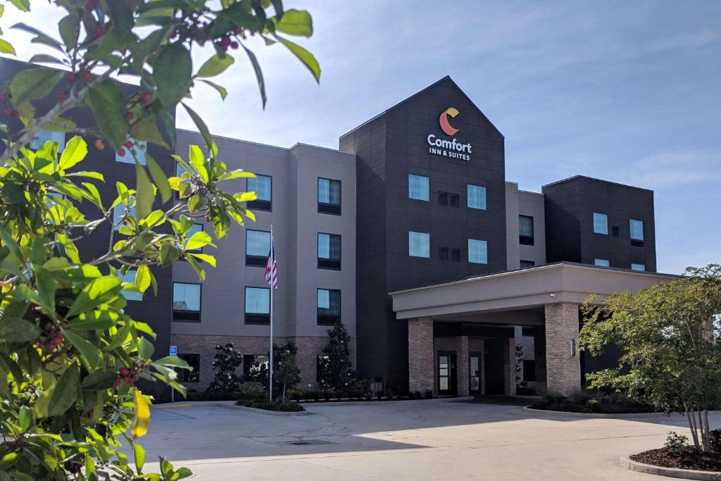 an image of the front of a hotel at Comfort Inn & Suites in Slidell
