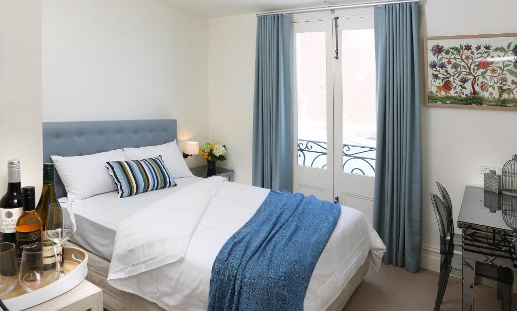 - une chambre avec un lit et un balcon dans l'établissement Studio 7 - Saint George Accommodation, à Melbourne