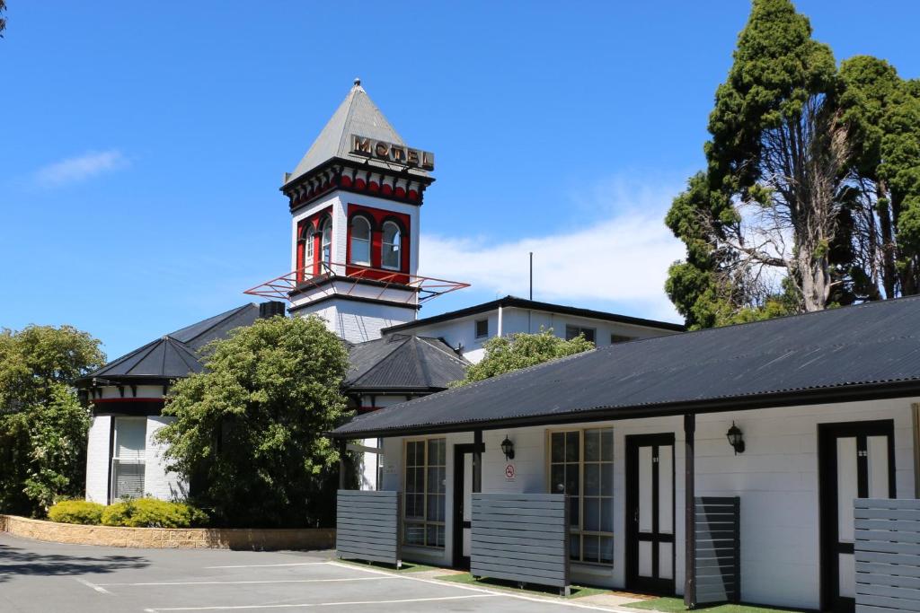 um edifício com uma torre de relógio em cima em Hobart Tower Motel em Hobart