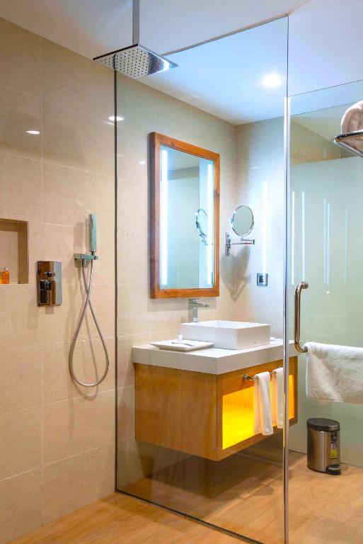 Phòng Deluxe Giường Đôi Có Ban Công