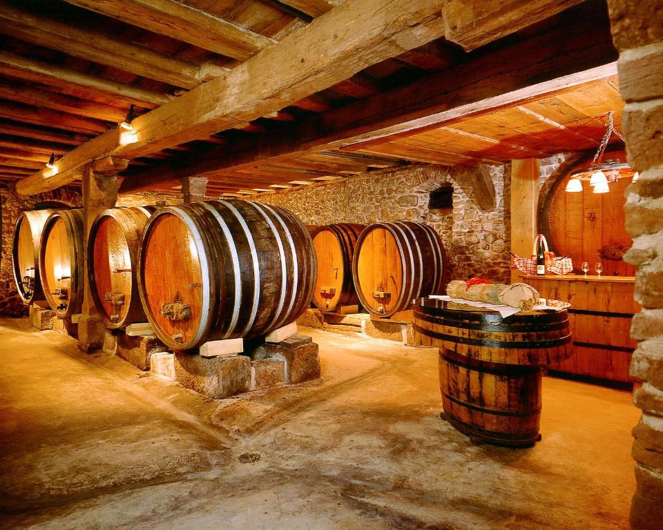 una fila de barriles de vino de madera en una habitación en Chambres d'hôtes François Bleger en Saint-Hippolyte