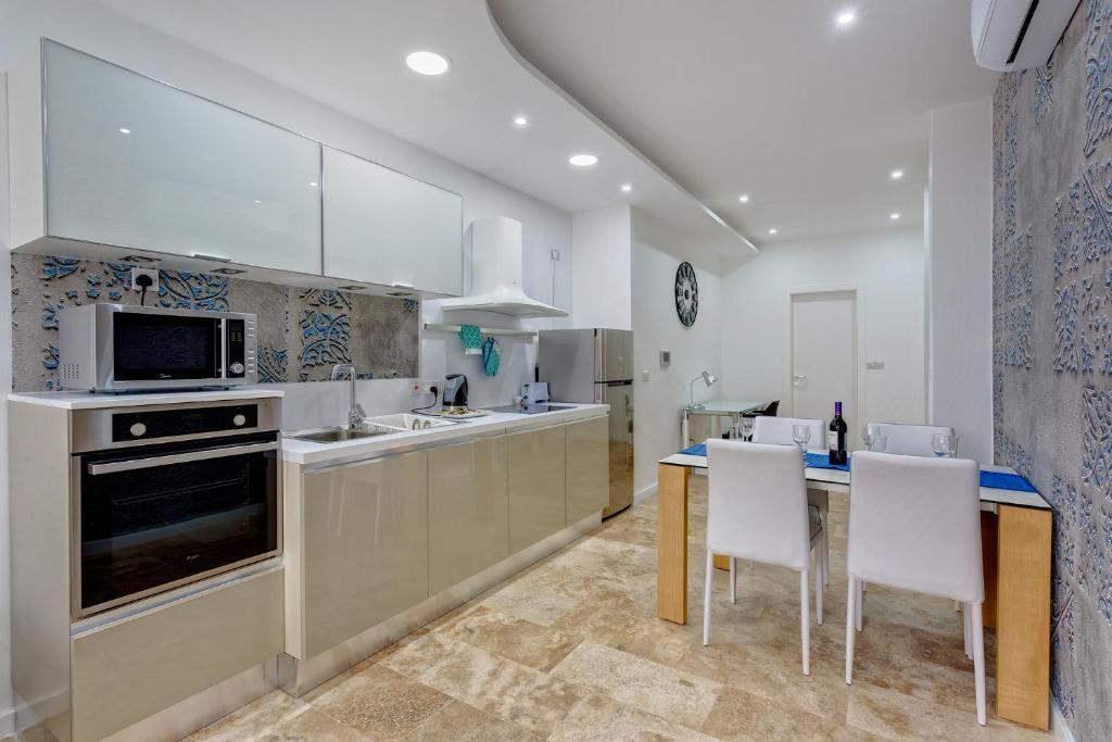 A kitchen or kitchenette at Modern 2 Bedroom Apartment in St Julians