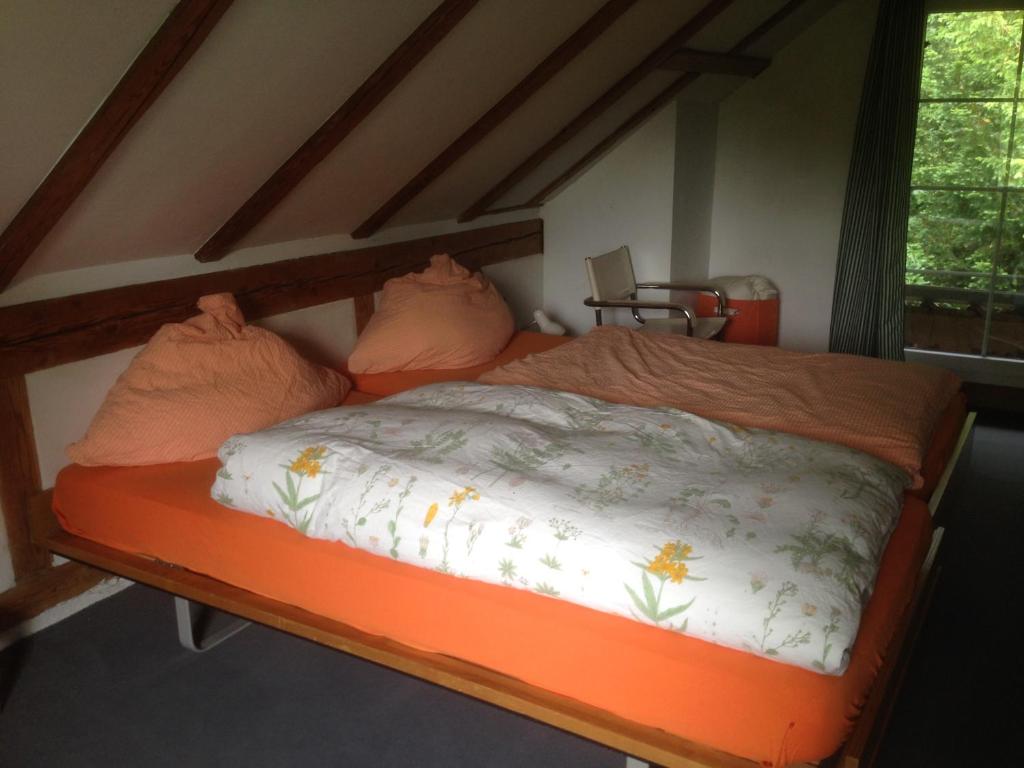 Postel nebo postele na pokoji v ubytování Bodensee Moosburg Biohof am See