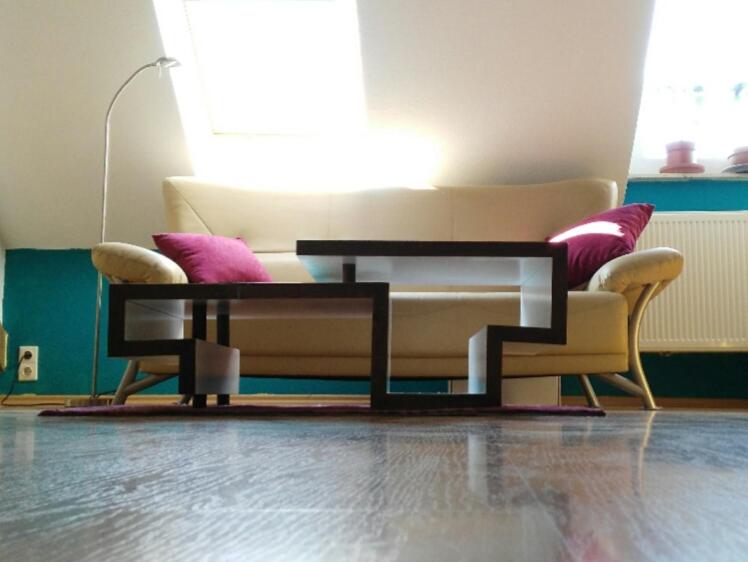 un soggiorno con divano e tavolino da caffè di Zwischen Bauhaus und Park Georgium a Dessau