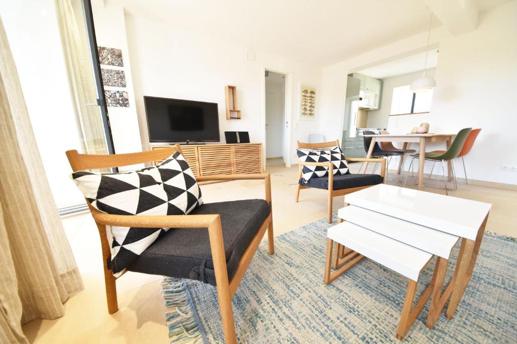 een woonkamer met stoelen en een tafel bij Ferienwohnung "Solopgang" im Haus Granitz in Binz