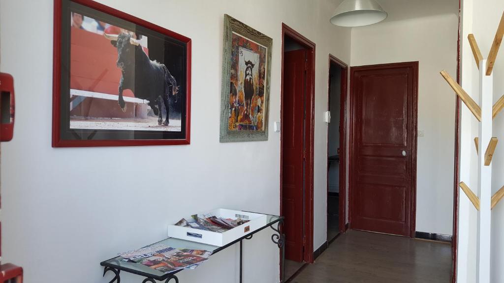 una habitación con una mesa y una foto en la pared en Appartement avec terrasse quartier Montplaisir, en Arles