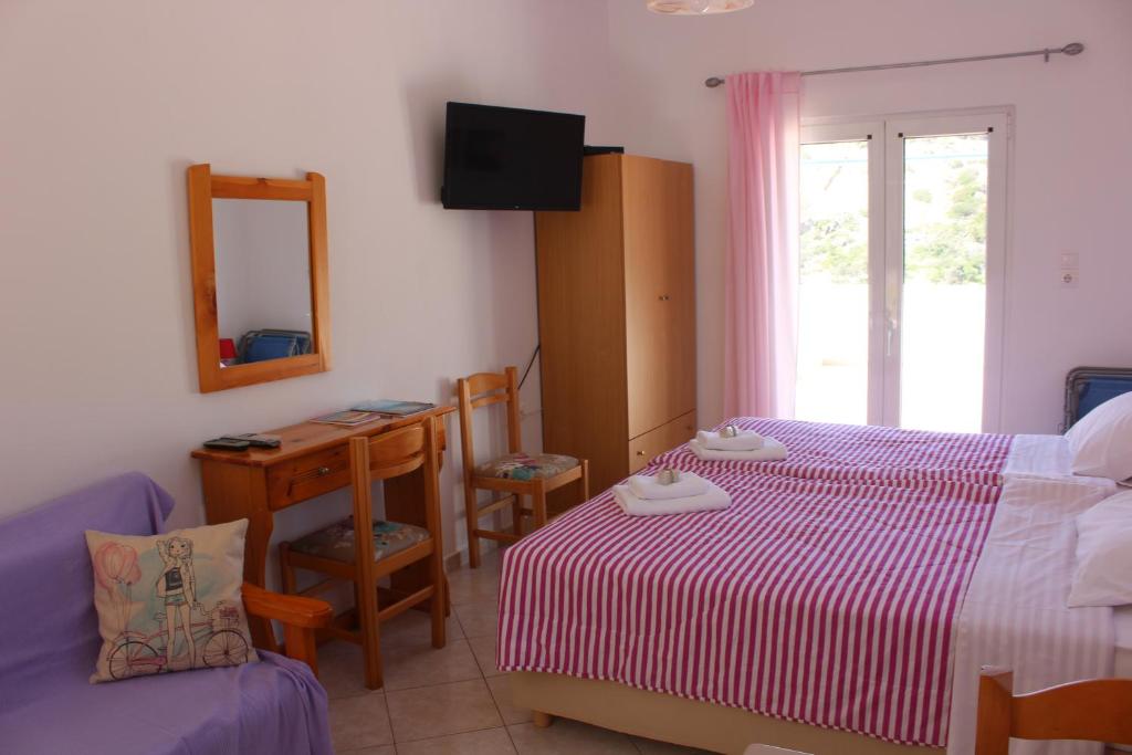Postel nebo postele na pokoji v ubytování Aaron Studios Apartments