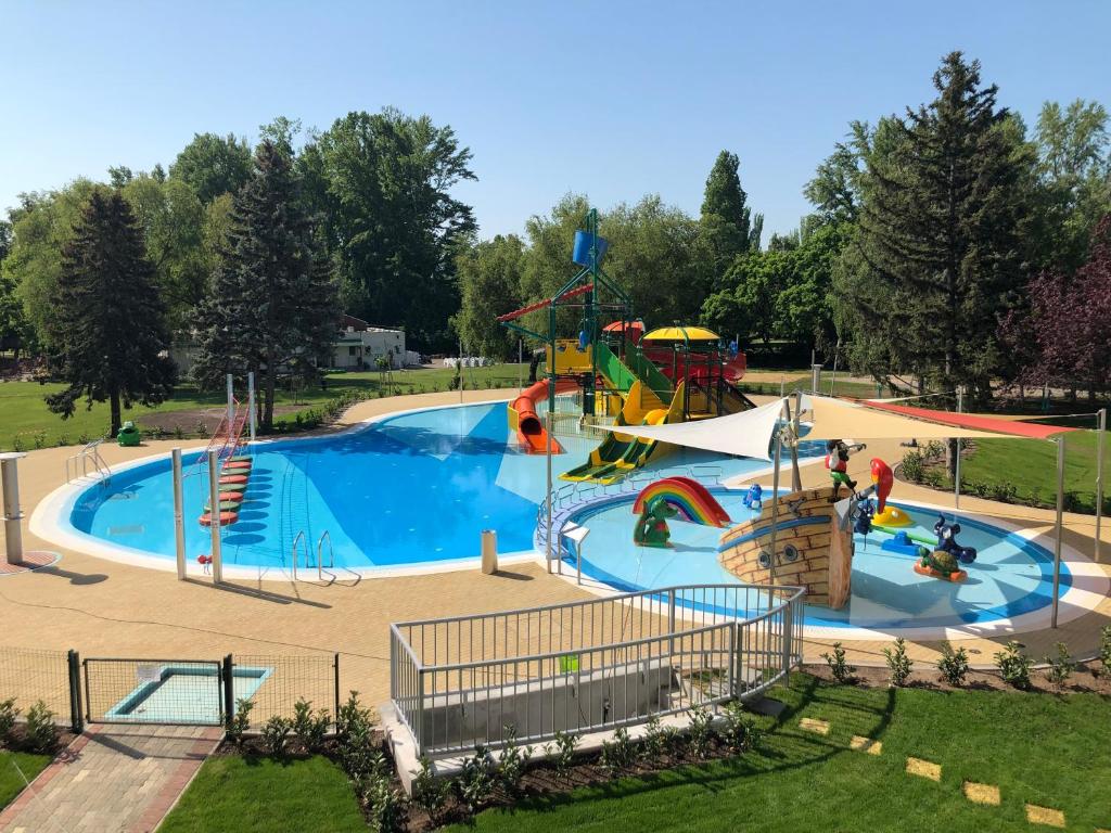 Bazén v ubytování Danubius Hotel Marina nebo v jeho okolí
