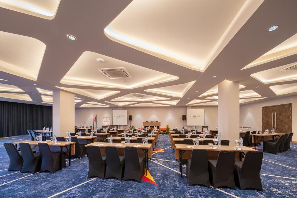 Restaurace v ubytování Luminor Hotel Airport Sidoarjo By WH , Best Choice and Strategic Location with a Rooftop area in Town