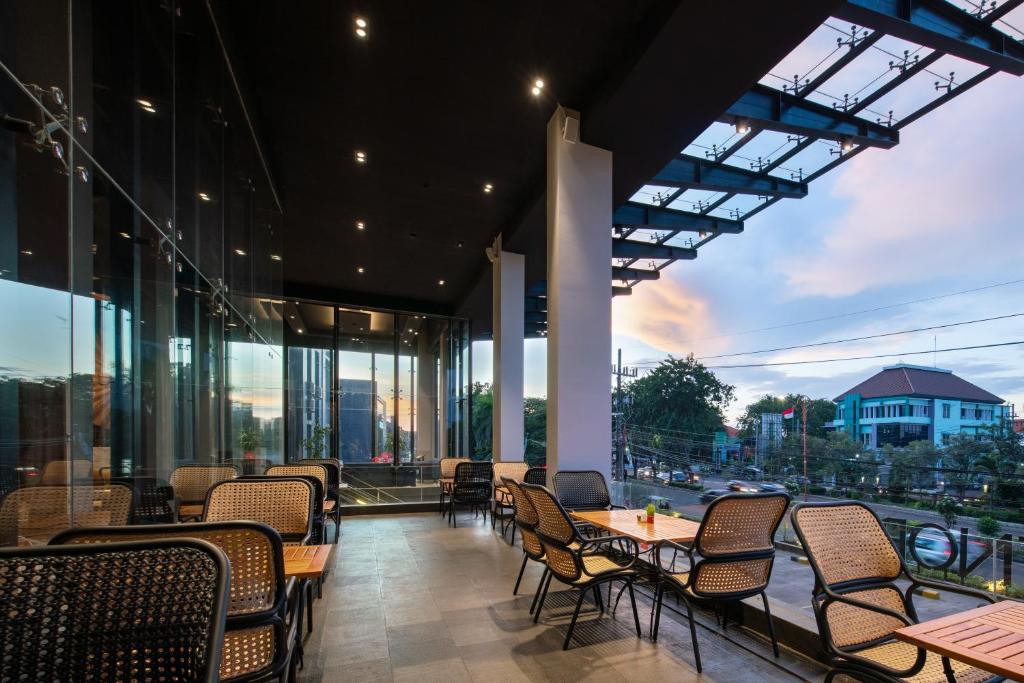 Fotografie z fotogalerie ubytování Luminor Hotel Airport Sidoarjo By WH , Best Choice and Strategic Location with a Rooftop area in Town v destinaci Sidoarjo