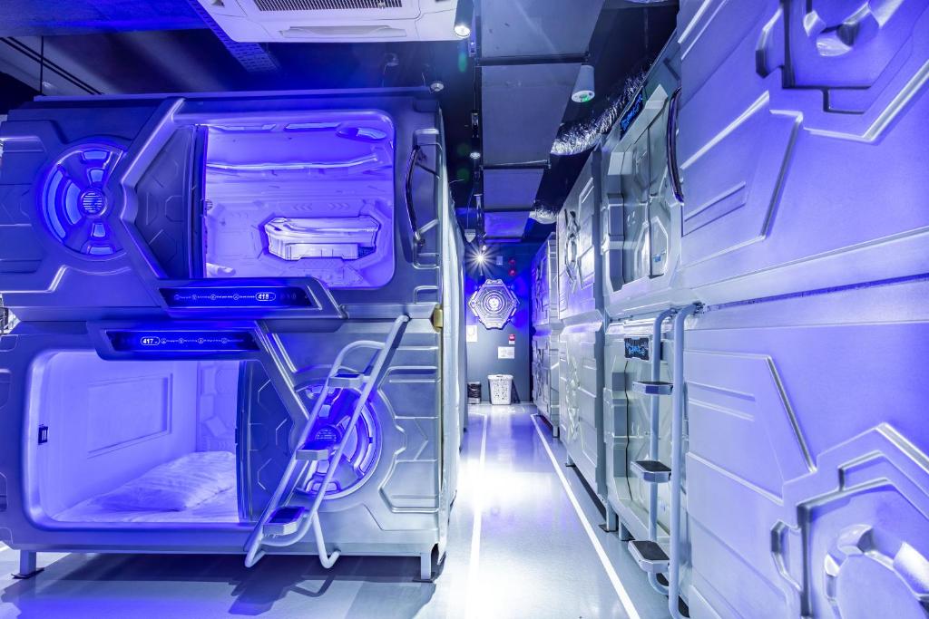 una vista interna de una ambulancia vacía en MET A Space Pod at Arab Street, en Singapur