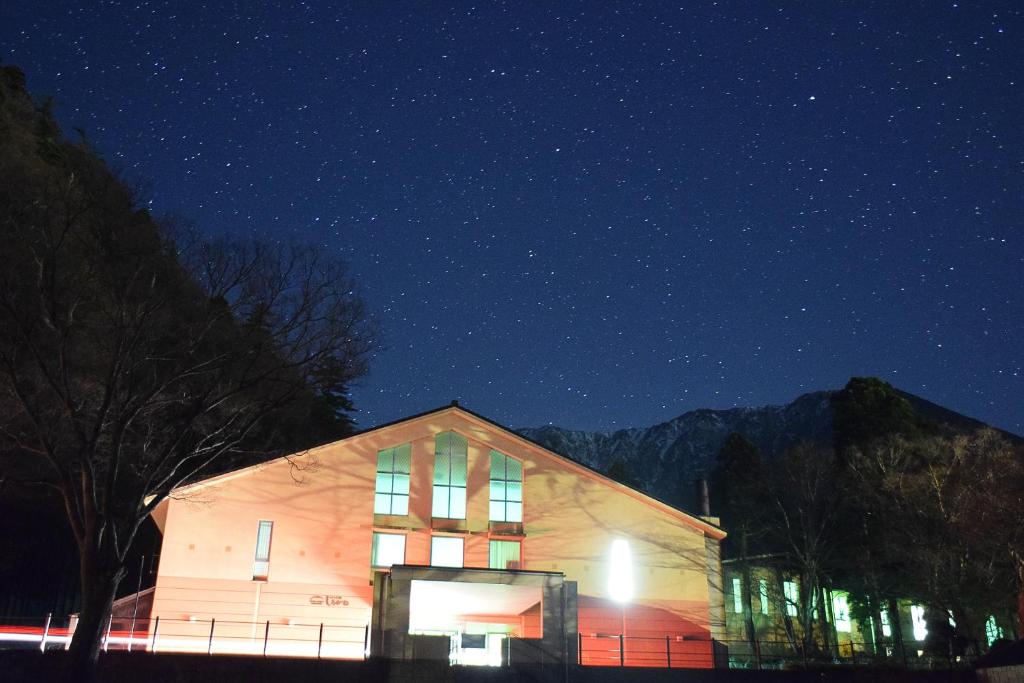 ein Gebäude in der Nacht mit Sternenhimmel in der Unterkunft Hotel Daisen Shirogane in Daisen