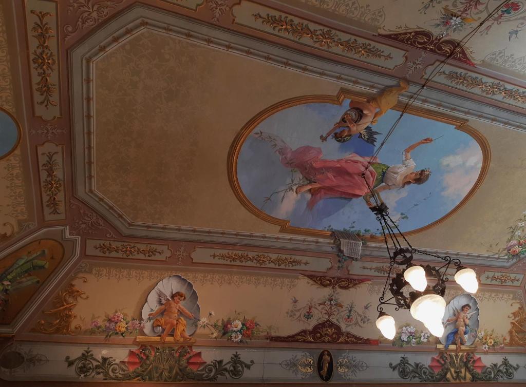 ein Gemälde an der Decke eines Zimmers mit Gemälden in der Unterkunft Antico Palazzo Affitti brevi in Piazza Armerina