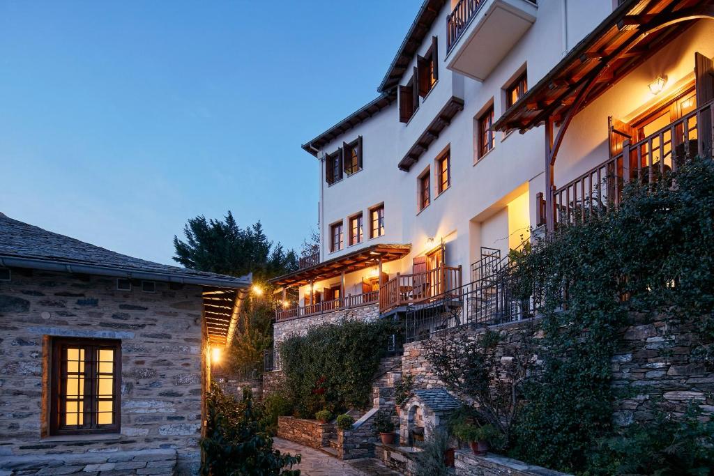 - Vistas al edificio por la noche en Hotel Dryades and Spa en Agios Lavredios