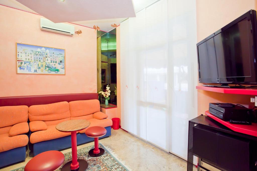 TV a/nebo společenská místnost v ubytování Hotel Catto Suisse