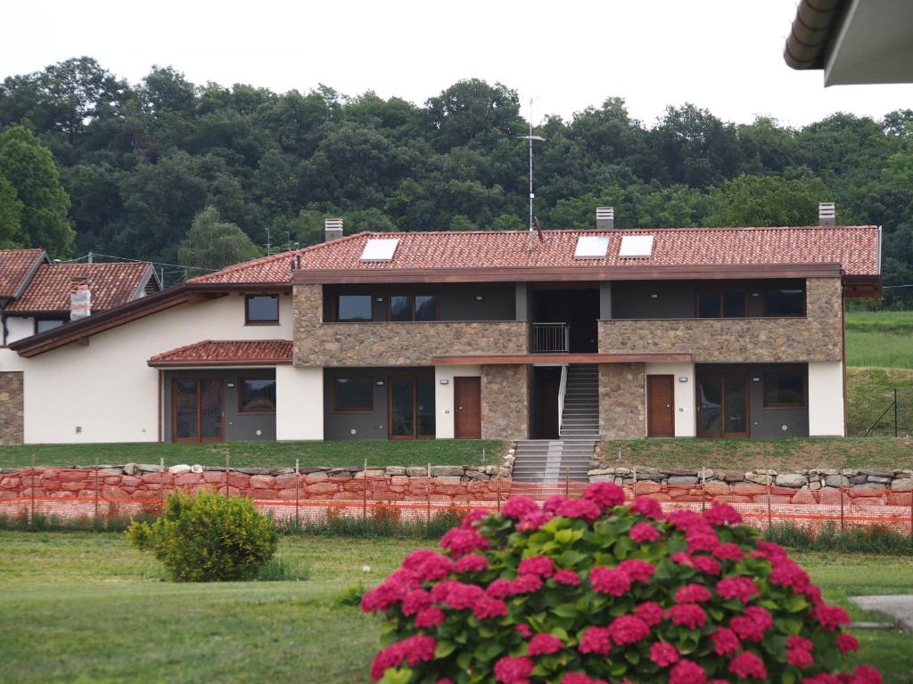 una casa con fiori rosa di fronte di Alloggio Agrituristico Ai Tre Castelli a Moruzzo