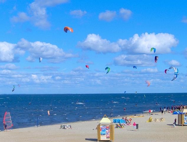 プツクにあるApartament w Pucku z widokiem na Morzeの海上の凧の群れ