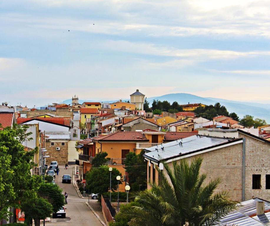 un paesaggio urbano di una città con edifici e una strada di Cà dei Sauri - taste of Puglia a Castelluccio dei Sauri