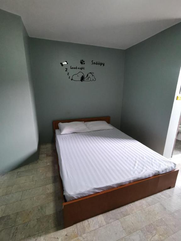 Postel nebo postele na pokoji v ubytování อารมย์ดี อพาทเม้นท์ ขอนแก่น