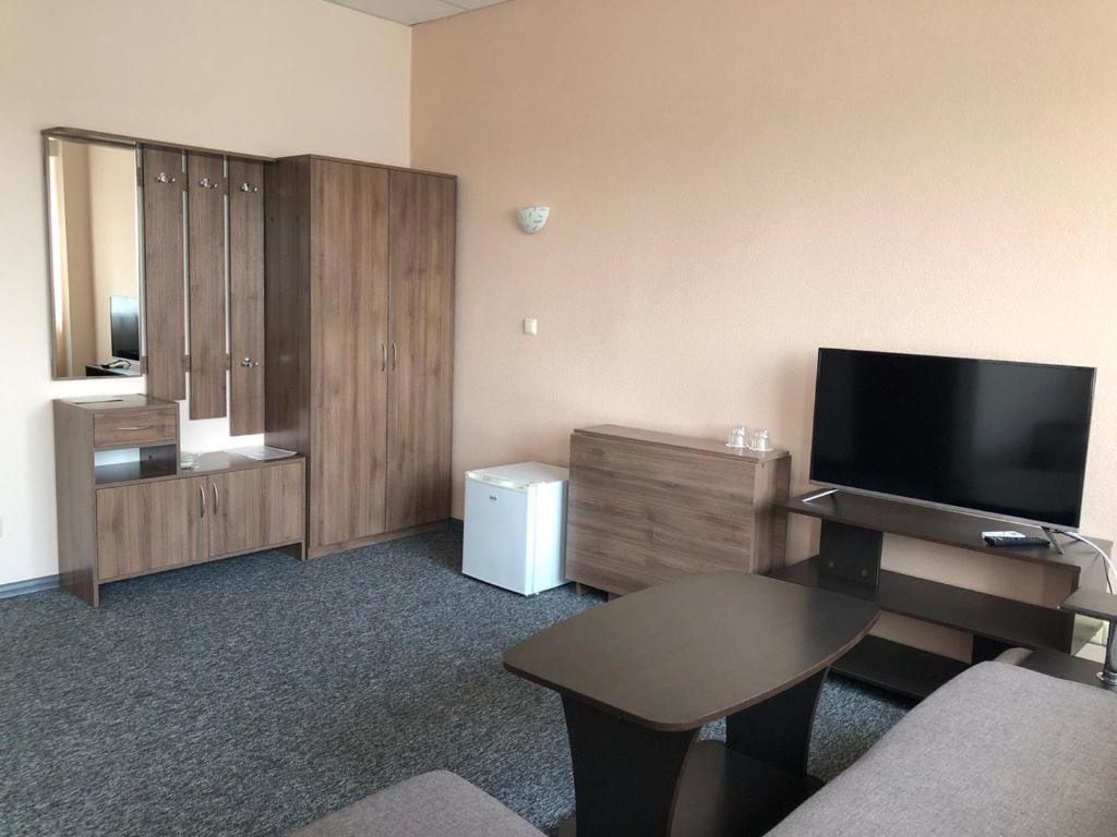 TV a/nebo společenská místnost v ubytování Mini Hotel on Brovarskaya