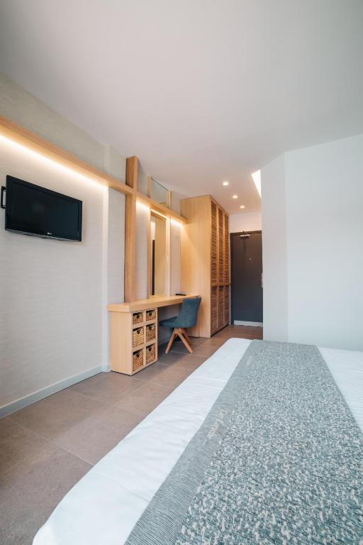 TV a/nebo společenská místnost v ubytování Minoa Hotel