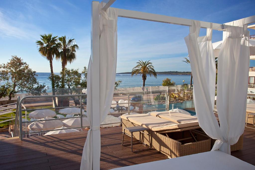 einen Balkon mit einem Tisch, Stühlen und Meerblick in der Unterkunft Anba Romani in Cala Millor