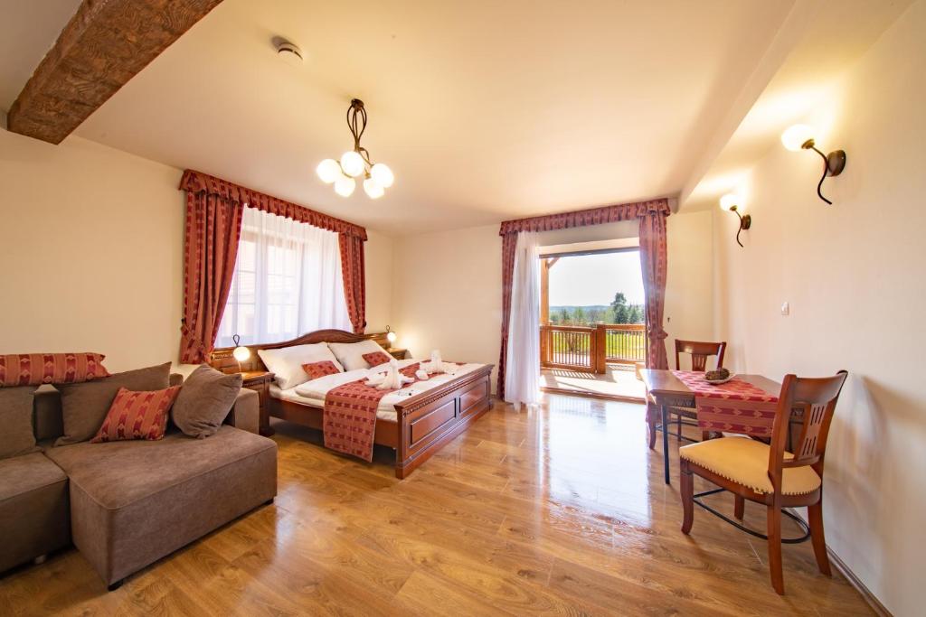 sala de estar con cama y sofá en Residence Safari Resort - Chateau, en Borovany