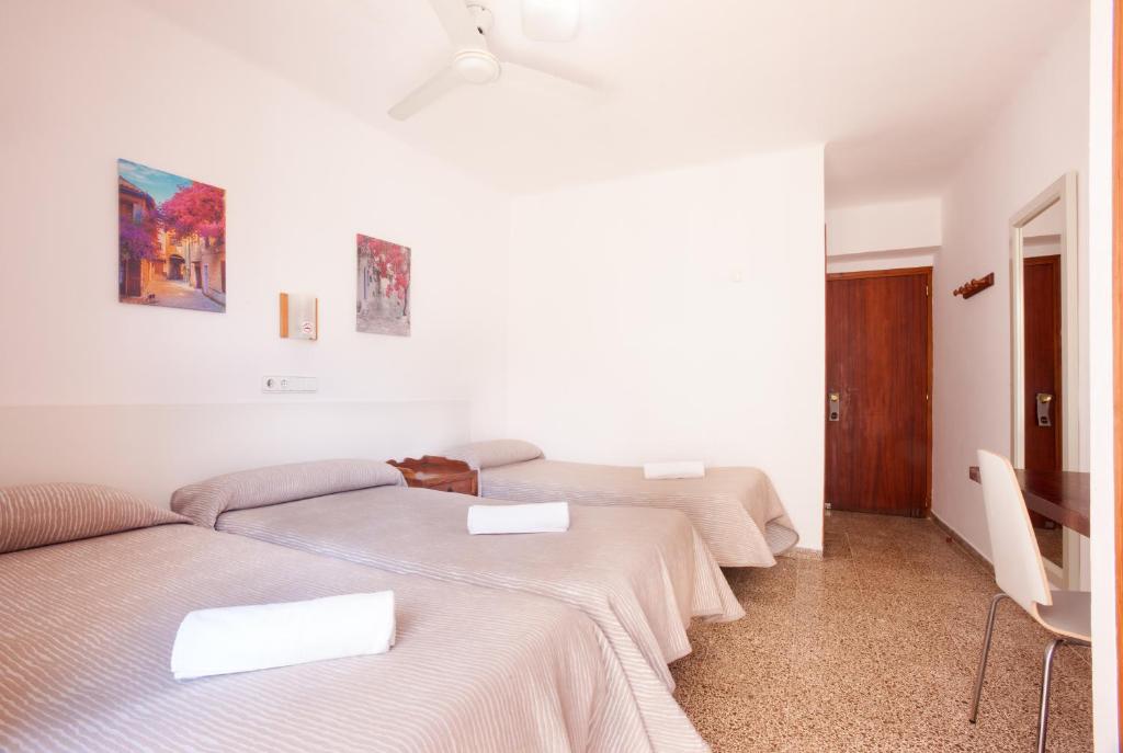 Postel nebo postele na pokoji v ubytování Hostal Las Nieves