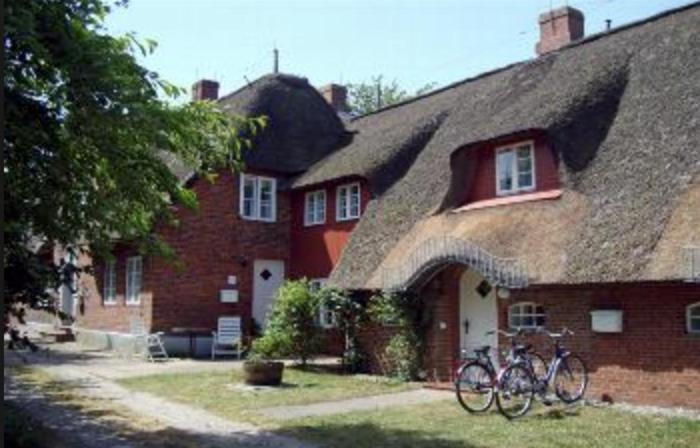 a house with two bikes parked in front of it at Marschküken in Wrixum