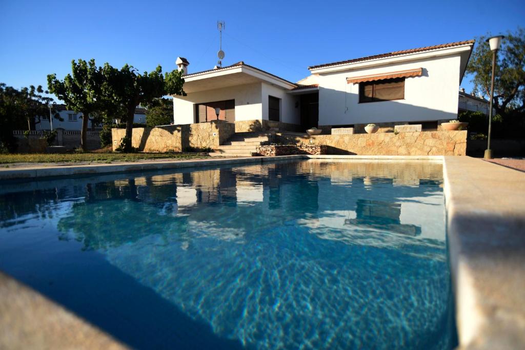 una piscina frente a una casa en Casa Bel, en Sant Carles de la Ràpita