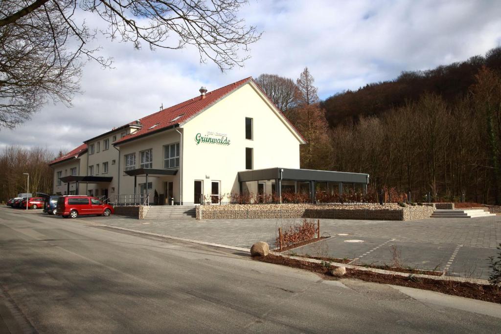 ein Gebäude an der Straßenseite in der Unterkunft Hotel Grünwalde in Halle Westfalen