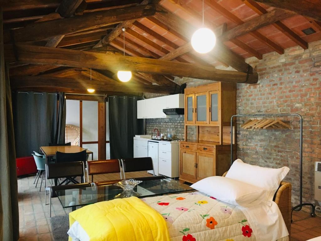 Villastrada的住宿－Terminus，一间卧室配有一张床铺和一张桌子,还设有一间厨房