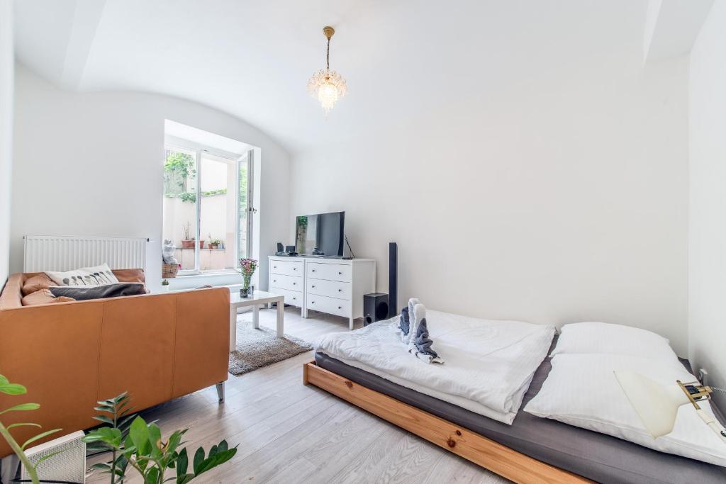 una camera con letto e cassettiera di Quiet apartment in the city center with own terrace a Praga