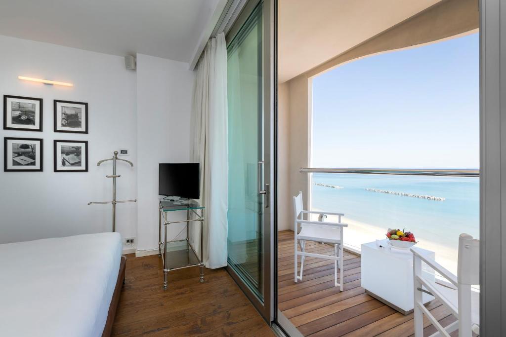 Телевизор и/или развлекательный центр в Excelsior Hotel, SPA & Lido - Preferred Hotels & Resorts