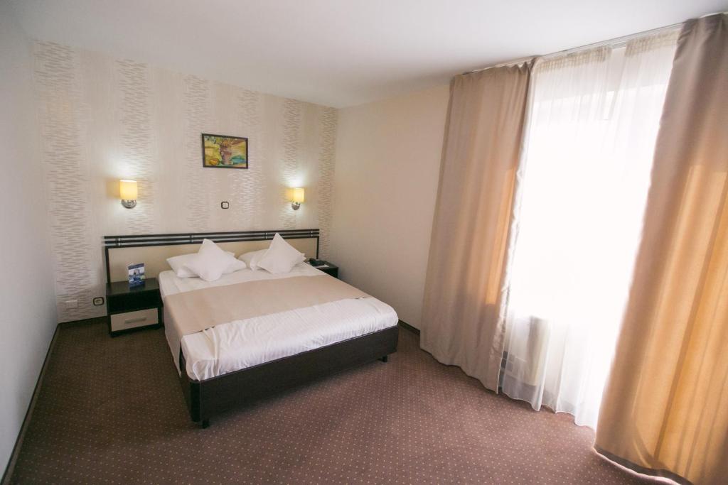 Postel nebo postele na pokoji v ubytování Hotel International
